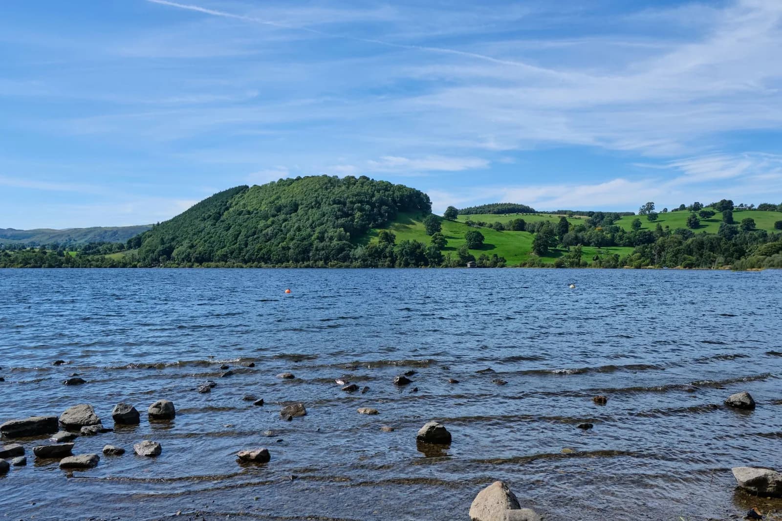Le lac Ullswater et ses collines vertes, vus de Pooley Bridge