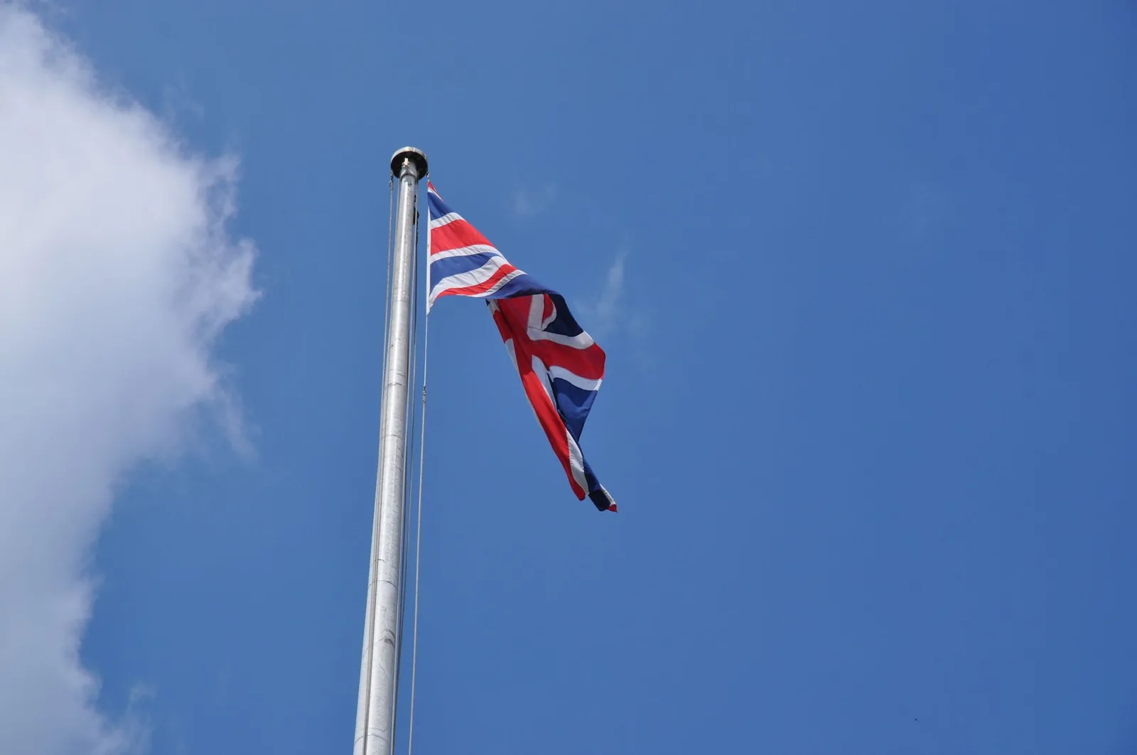 Drapeau du Royaume-Uni, l'Union Jack, flottant sur un mât