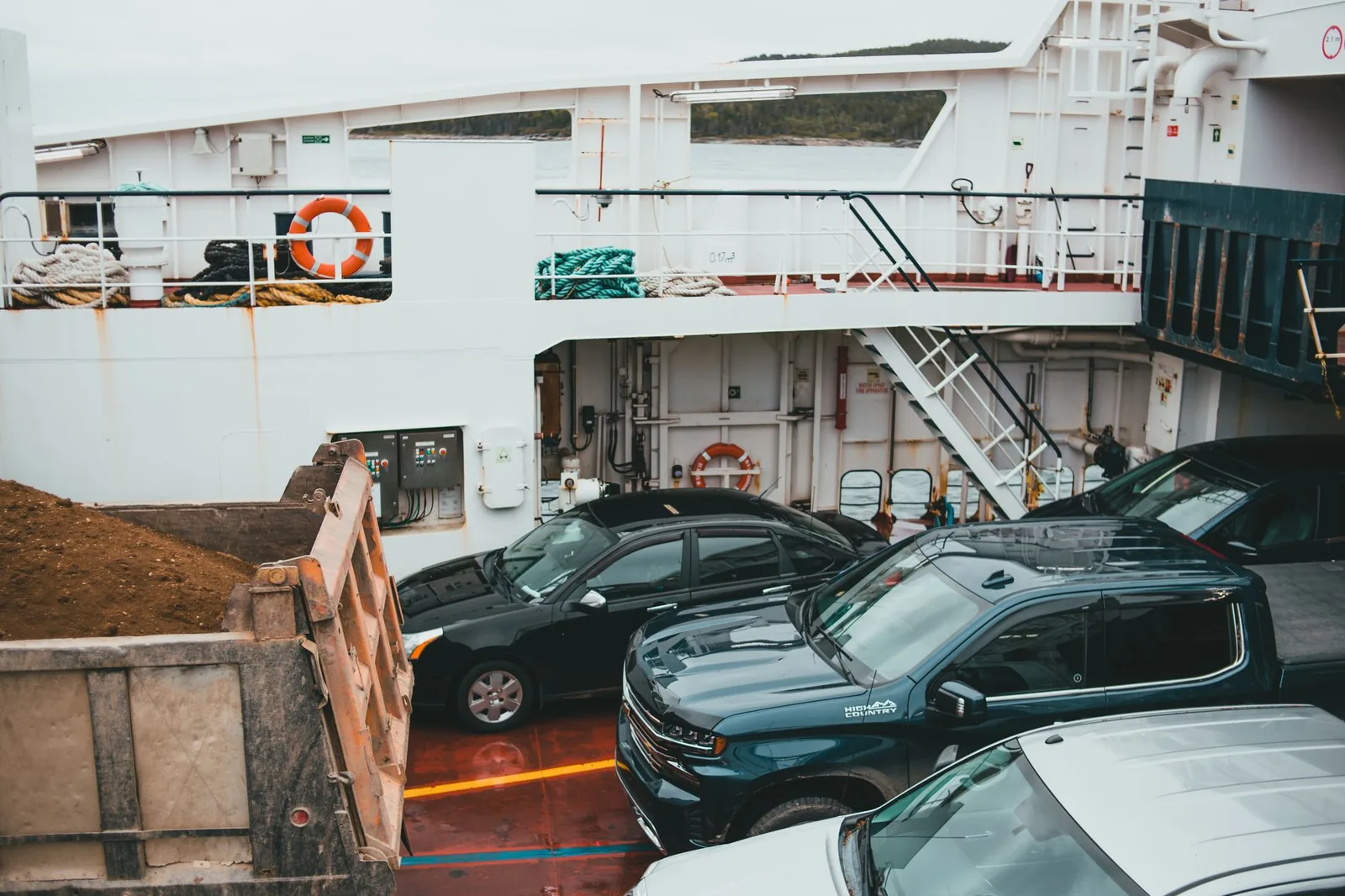 Véhicules rangés sur le pont-garage d'un ferry pendant la traversée