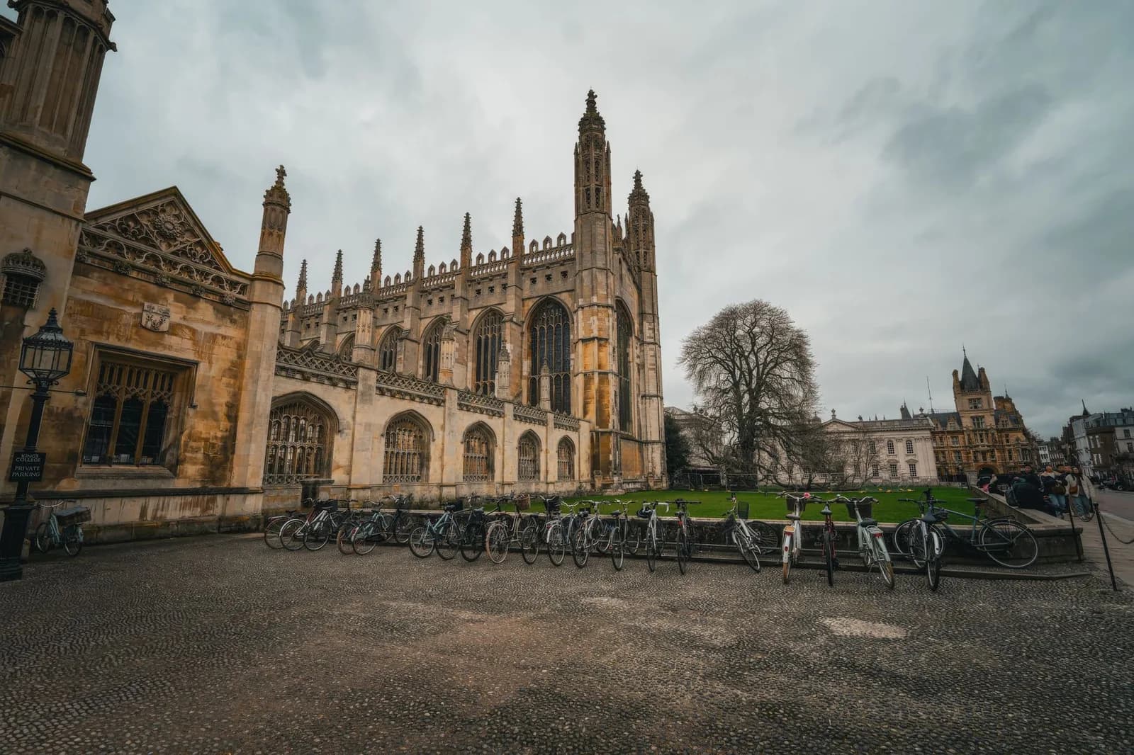Vélos alignés devant la chapelle de King's College, à Cambridge