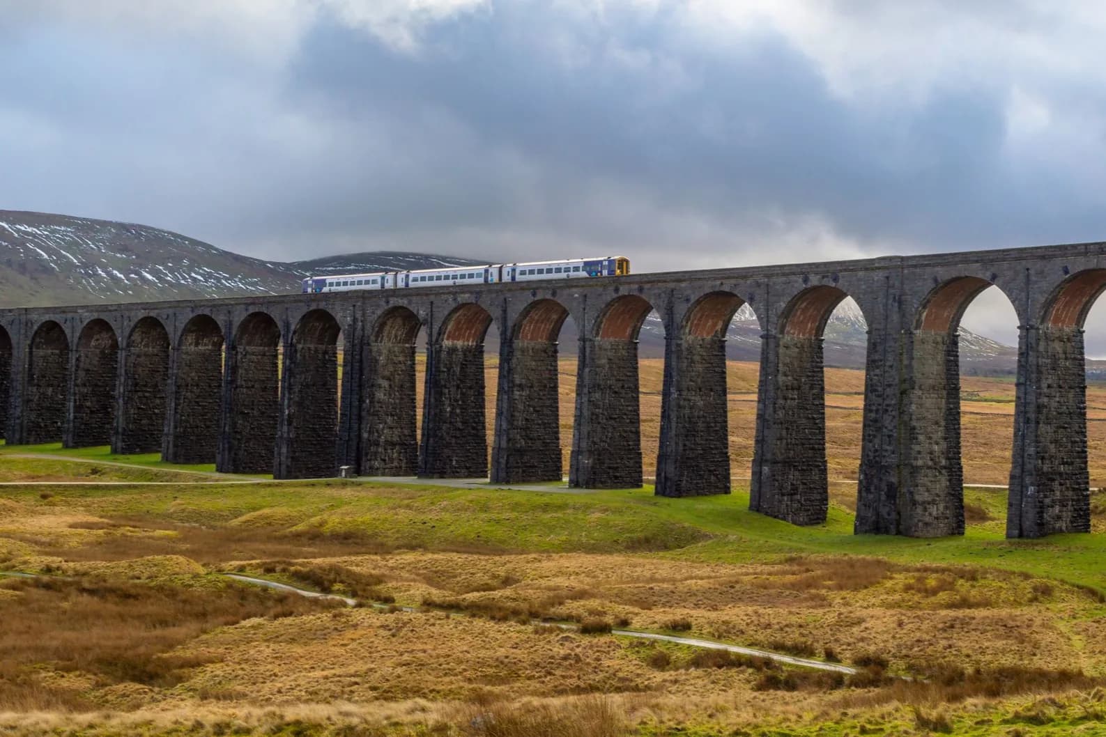 Les arches du viaduc de Ribblehead dans la lande des Dales