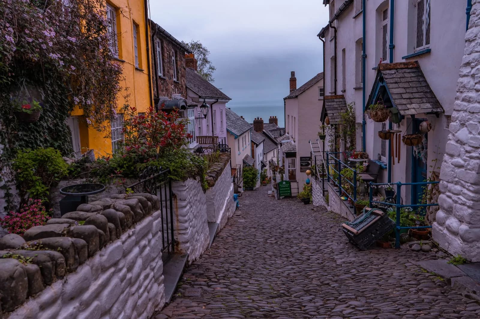 La rue pavée de Clovelly qui descend vers le port, dans le nord du Devon