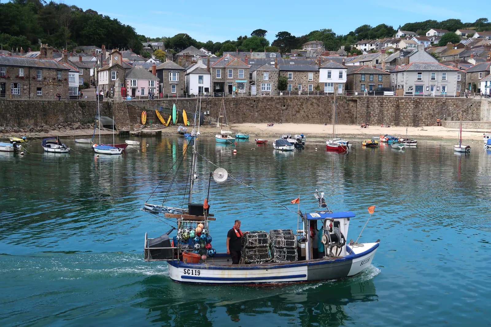 Un bateau de pêche entre dans le port de Mousehole, village de pêcheurs des Cornouailles