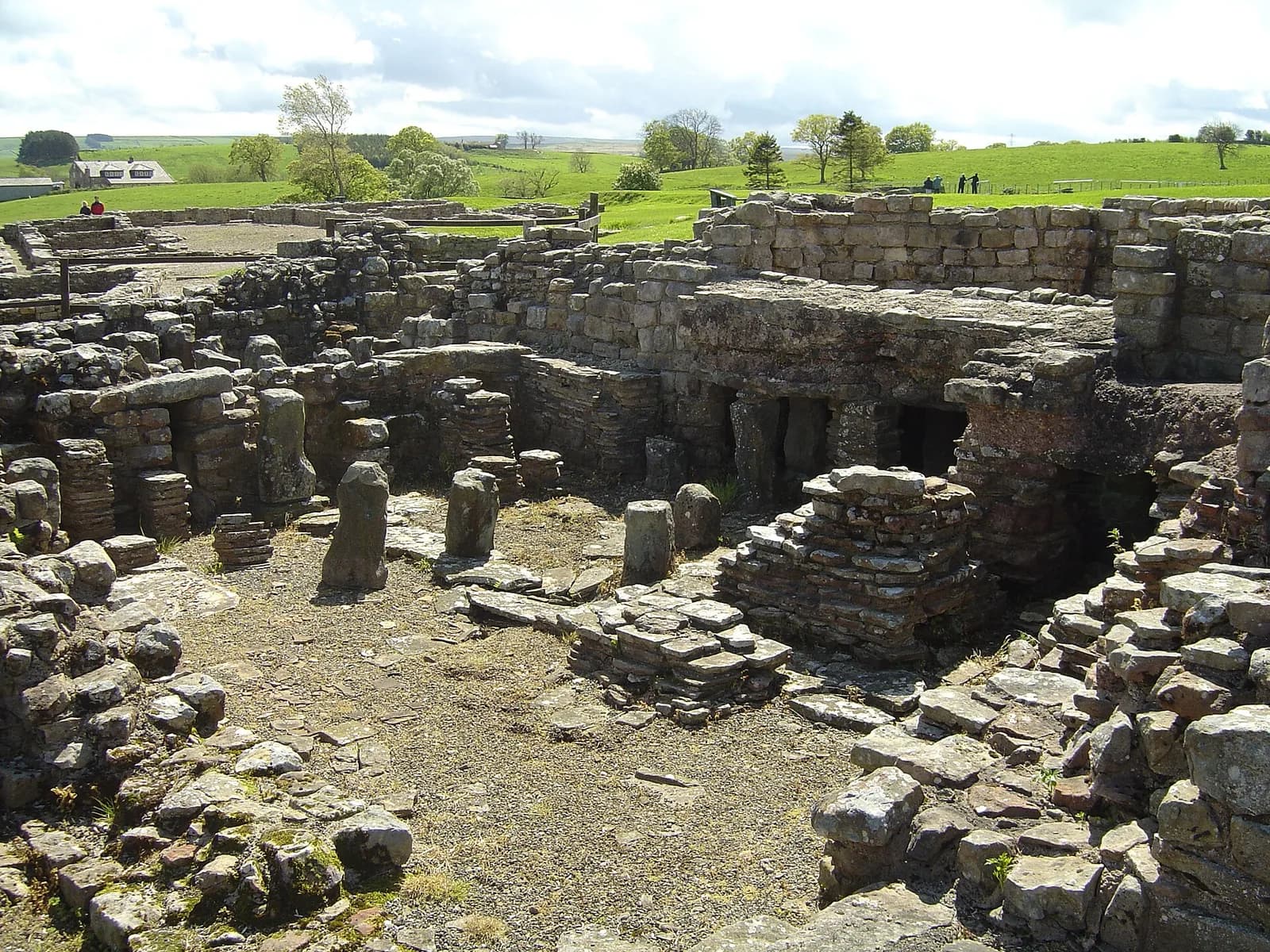 Vestiges en pierre des bains du fort romain de Vindolanda, dans le Northumberland