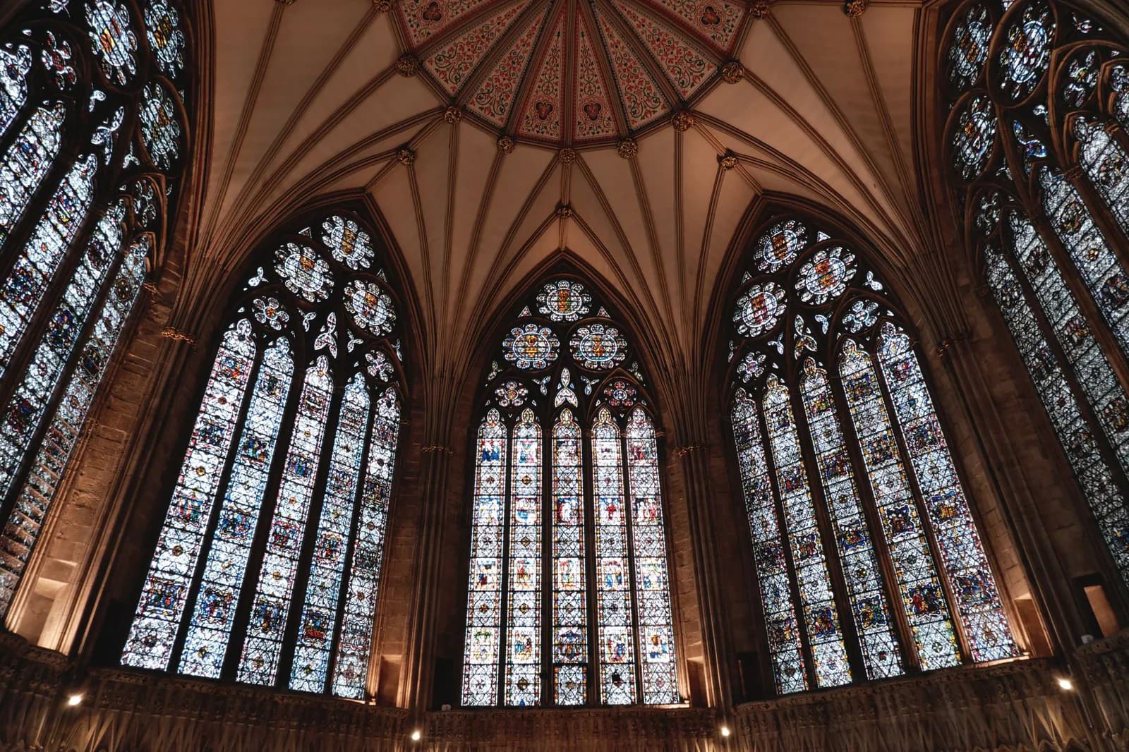 Vitraux gothiques et voûte à l'intérieur de York Minster