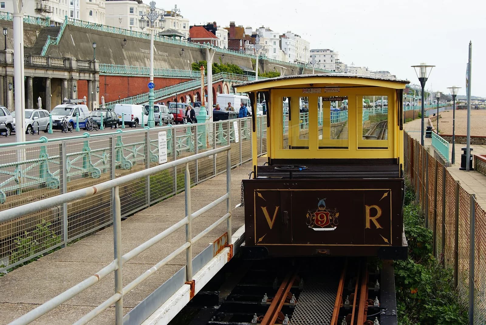 Une voiture jaune et marron du Volk's Electric Railway sur le front de mer de Brighton