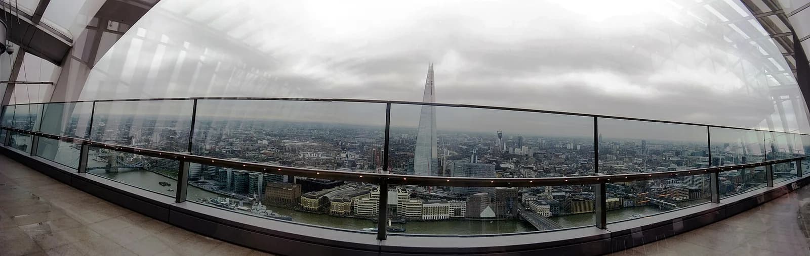 Depuis la terrasse du Sky Garden, la Tamise, Tower Bridge et The Shard derrière les garde-corps de verre