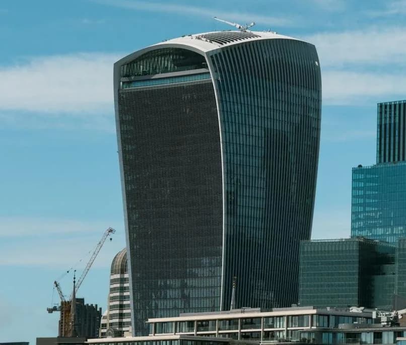 Le gratte-ciel 20 Fenchurch Street, surnommé Walkie Talkie, dont la façade de verre s'évase vers le haut, vu depuis la Tamise
