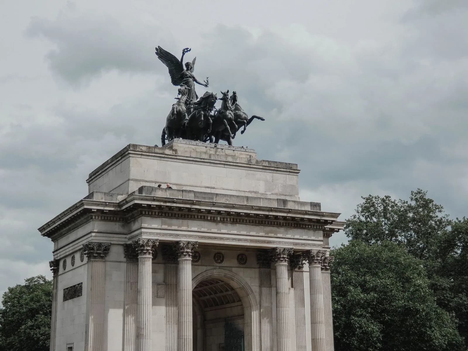 Wellington Arch surmonté de son quadrige en bronze, à Hyde Park Corner, Londres