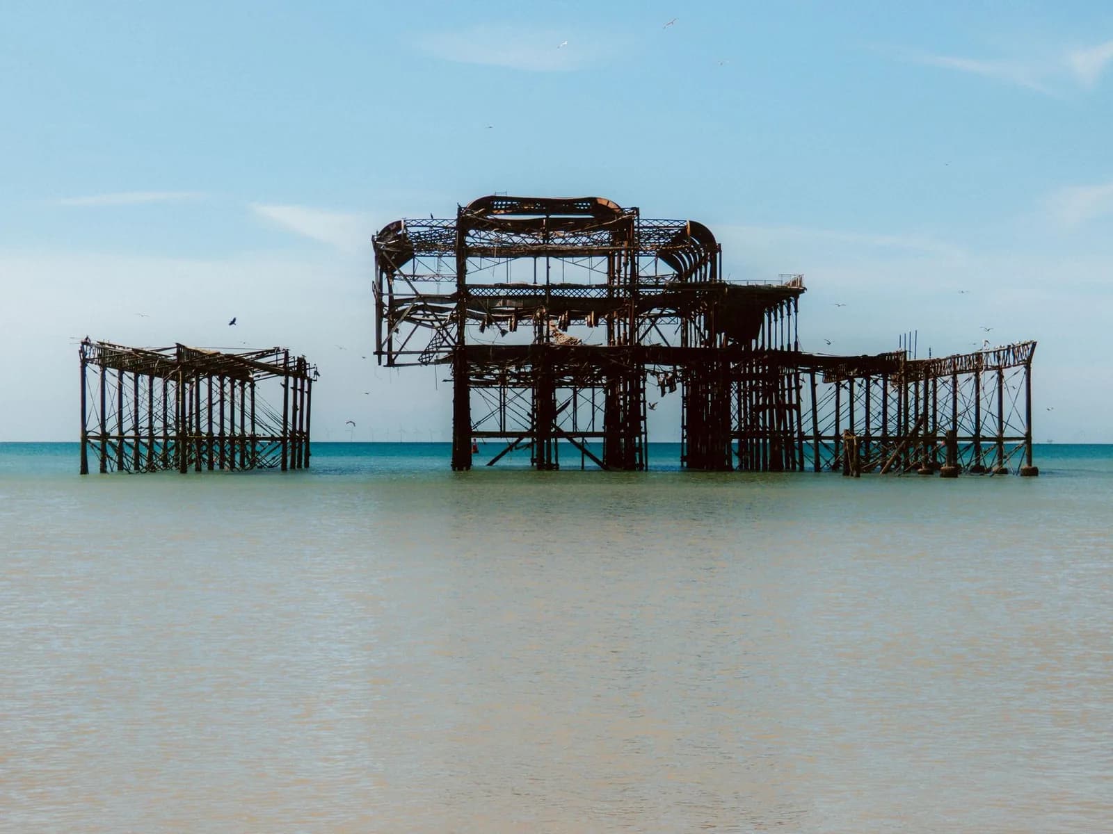 La structure métallique rouillée du West Pier de Brighton, dressée dans la mer