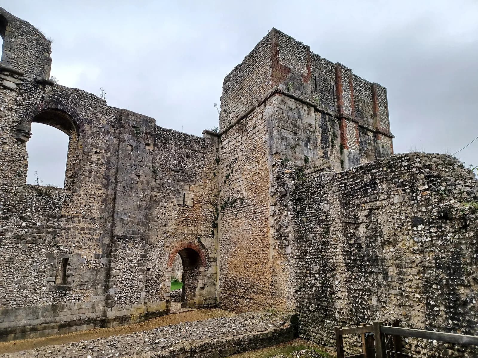 Les ruines en silex du palais épiscopal de Wolvesey Castle à Winchester