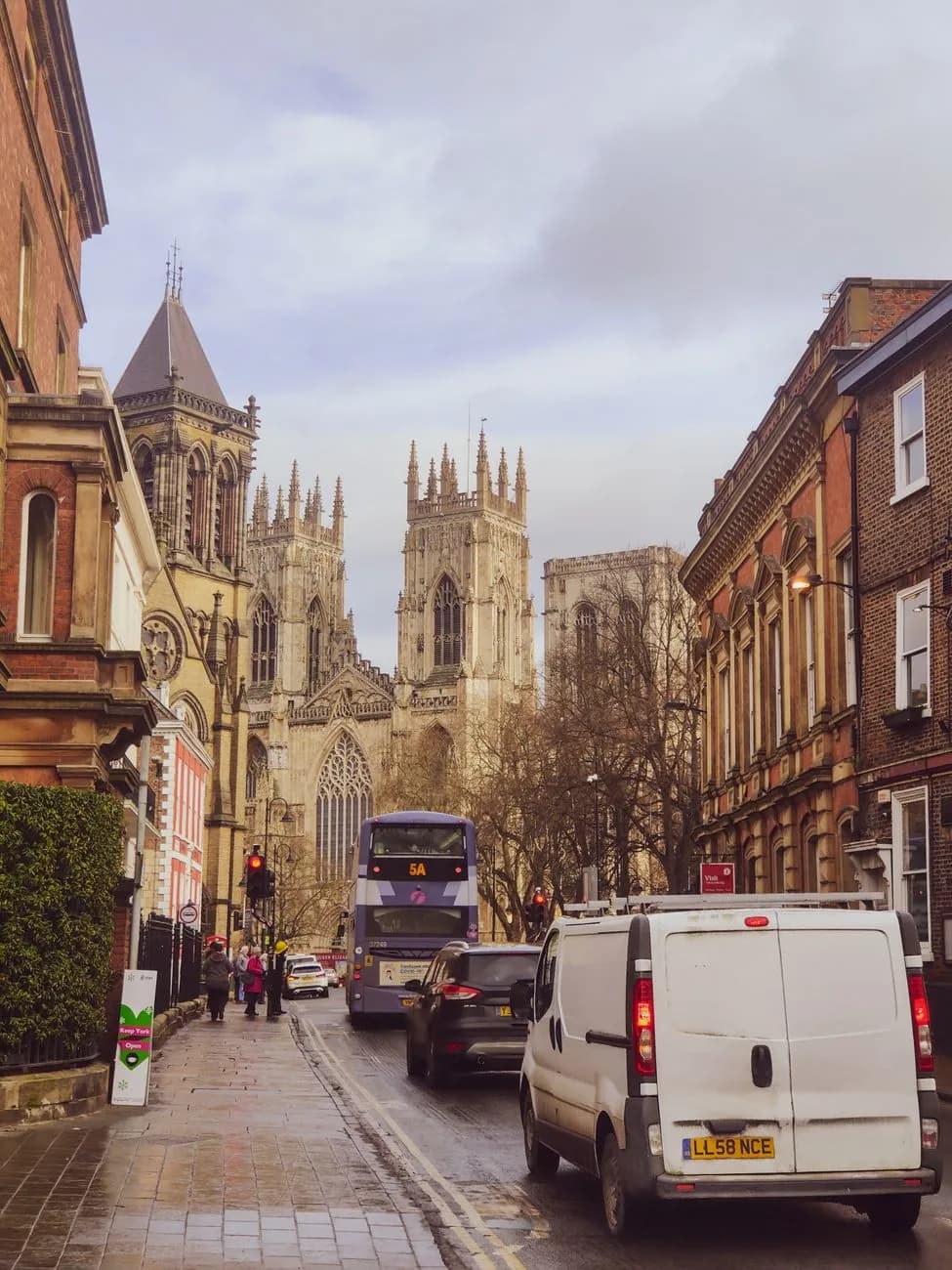 La façade ouest de York Minster vue depuis une rue du centre