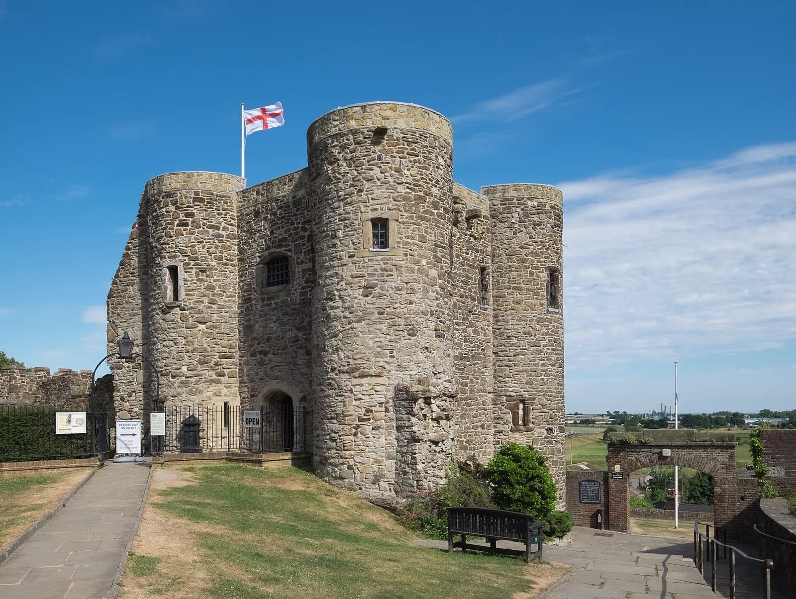 La Ypres Tower, tour de l'ancien château de Rye, avec le drapeau de saint Georges