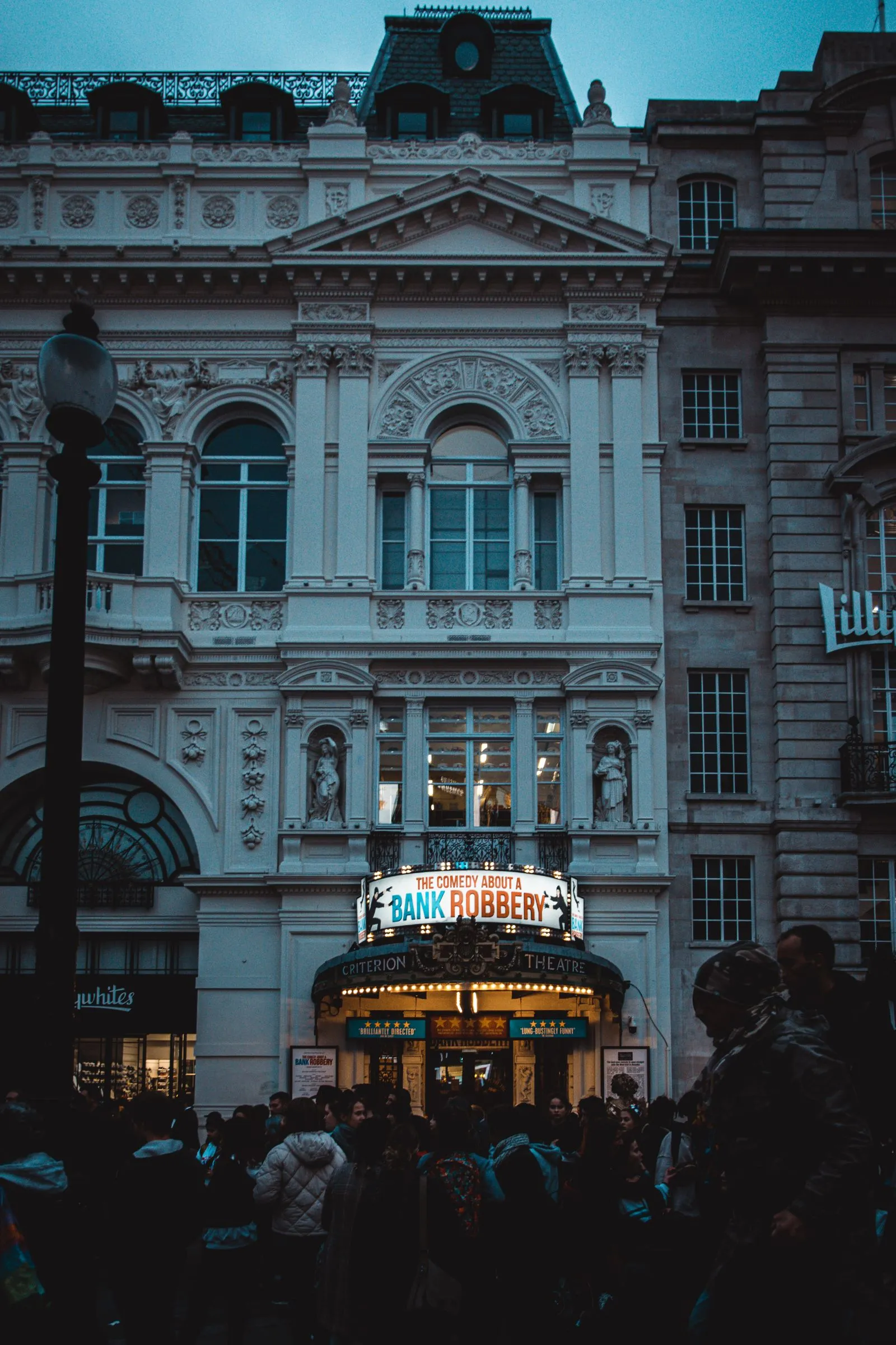 Theatre du West End a London avec foule