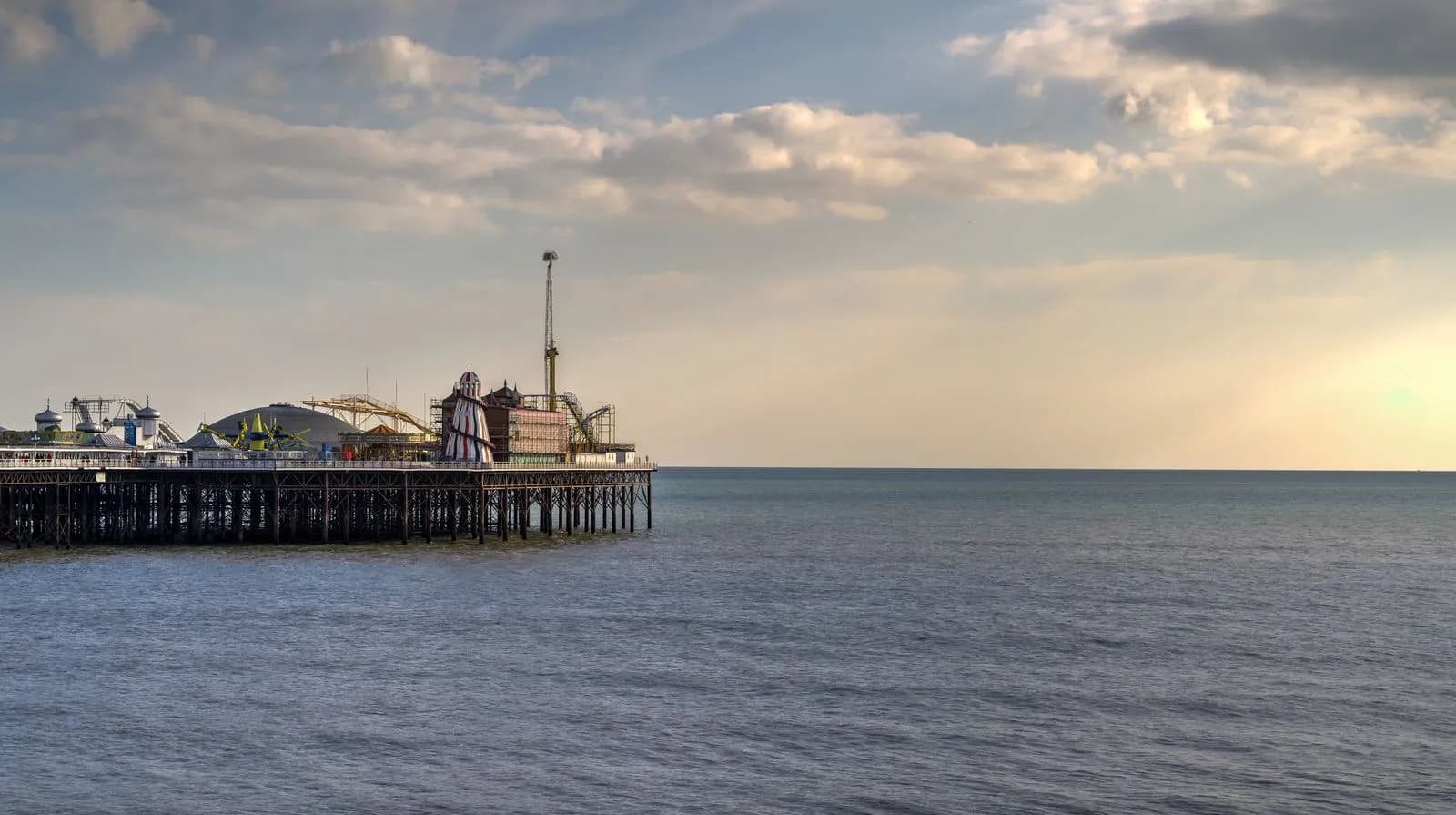 Pier et mer sur la cote anglaise Hastings